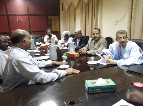 الرئيس في اجتماع بالسودان